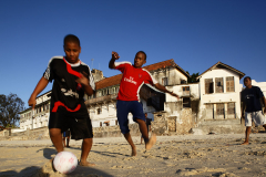 Fussball am Stadtstrand von Stonetown, Sansibar City, Sansibar, Tansania*Soccer on the beach of Stonetown, Zanzibar City, Zanzibar, Tanzania