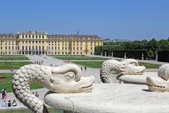 Figuren des Neptunbrunnen mit Schloss Schönbrunn, Wien, Österreich