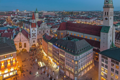 Blick vom Turm des Neuen Rathauses auf den Marienplatz, München, Bayern, Deutschland