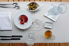 Mit Vorspeisen gedeckter Tisch in La Maison Jaune, Saint-Rémy-de-Provence, Bouches-du-Rhone, Provence-Alpes-Cote d'Azur, Frankreich