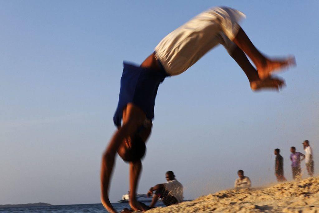 Zanzibar City, Stonetown, Jugendliche am Abend am Strand